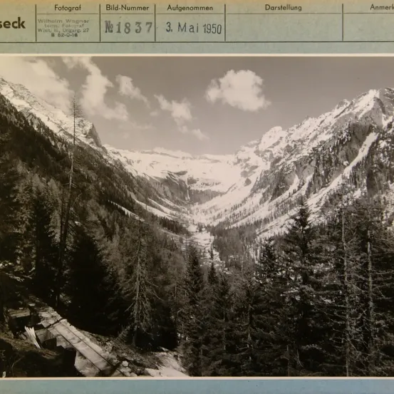 Das Bild zeigt eine Schwarz-Weiß-Fotografie eines Berggebiets. Es enthält eine Bildunterschrift mit dem Namen des Fotografen, Wilhelm Wagner, und dem Ort Wien, Ungarsg. 27. Das Foto ist vom 3. Mai 1950 datiert.