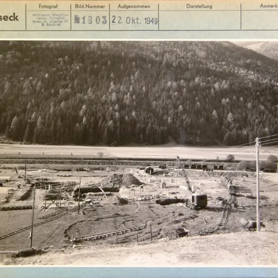 Schwarz-Weiß-Foto eines Baugeländes mit einem Kran, aufgenommen am 22. Oktober 1949.