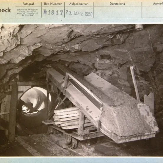 Ein Foto eines Tunnels mit einer großen Industriemaschine im Vordergrund, datiert auf den 23. März 1950.