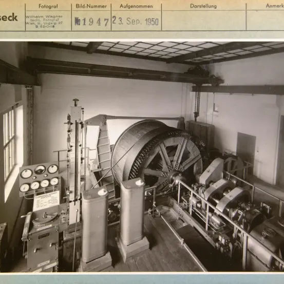 Ein monochromes Bild zeigt eine große Industriemaschine in einer Fabrik mit sichtbaren Messgeräten und Zählern. Das Foto wurde am 23. September 1950 aufgenommen.