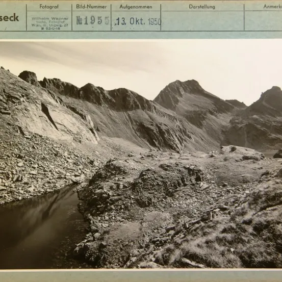 Schwarz-Weiß-Foto einer Berglandschaft. Es ist als Nr. 1955 gekennzeichnet. Das Foto wurde am 13. Oktober 1950 aufgenommen.