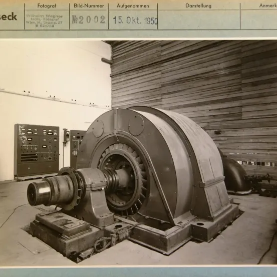 Schwarz-Weiß-Foto einer großen Industriemaschine, beschriftet mit 'Wilhelm Wagner' und 'Wien, III., Ongar. 27'. Bildnummer N2002, aufgenommen am 15. Oktober 1950.