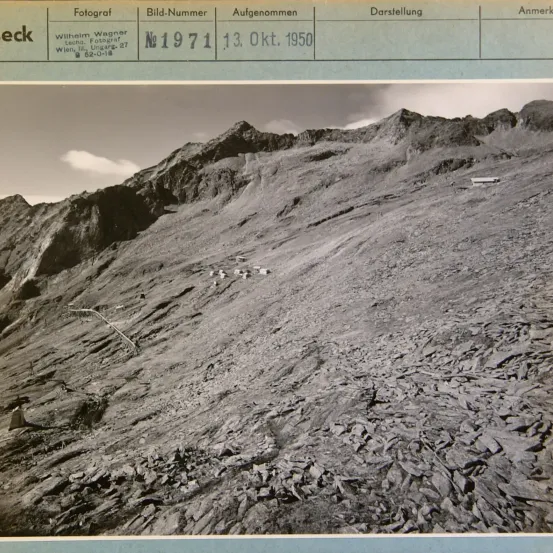 Fotografien von 'Wilhelm Wagner techn., Fotograf Wien, III., Ungargasse 27'. Das Foto wurde am 13. Oktober 1950 mit der Bildnummer N1971 aufgenommen. Das Bild zeigt eine felsige Landschaft mit verstreuter Vegetation.