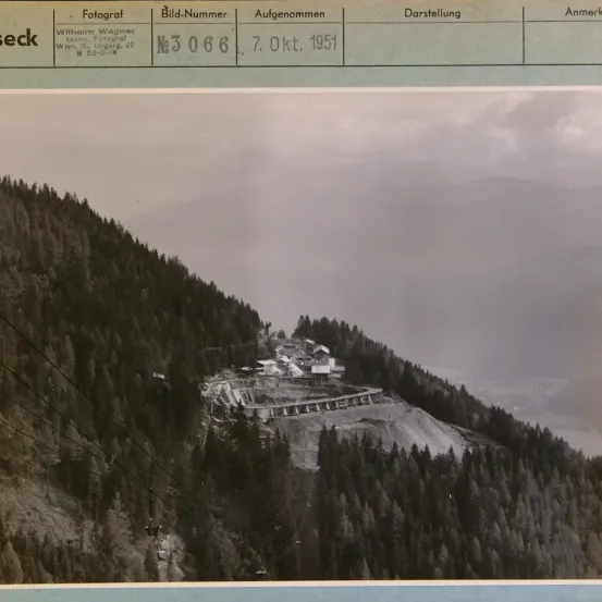 Eine Schwarz-Weiß-Fotografie einer Berglandschaft mit einer Seilbahn. Das Foto ist mit der Nummer 3066 beschriftet und wurde am 7. Oktober 1951 aufgenommen.