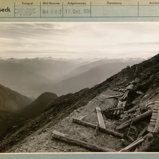 Ein Schwarz-Weiß-Foto zeigt eine Berglandschaft mit verstreuten Holzbalken. Das Foto ist mit der Nummer N4007 und dem Datum 17. Oktober 1951 beschriftet.