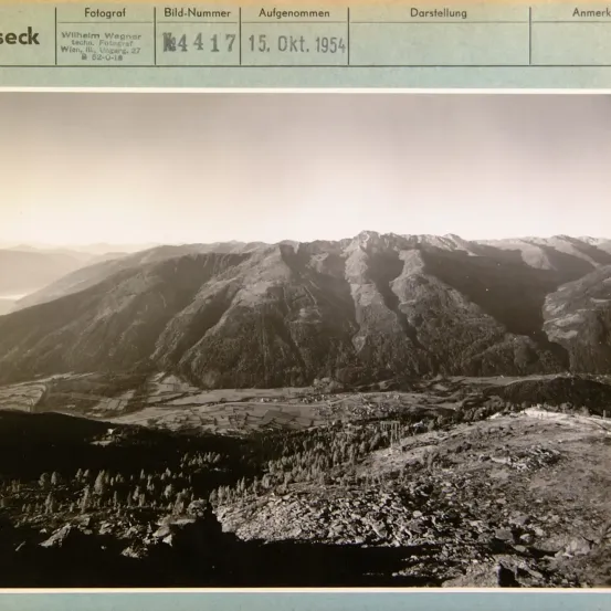 Ein Foto von 'Wilhelm Wagner techn. Fotograf' zeigt Berge. Die Bildnummer ist K4417. Es wurde am 15. Oktober 1954 aufgenommen. Die Beschreibung ist leer.
