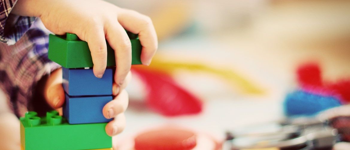 Bild enthält, Body Part, Finger, Hand, Person, Toy, Lego Set