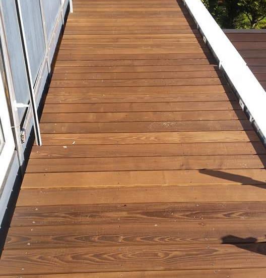 Bild enthält, Wood, Hardwood, Stained Wood, Building, House, Housing, Porch, Indoors, Interior Design, Deck