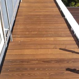 Bild enthält, Wood, Hardwood, Stained Wood, Building, House, Housing, Porch, Indoors, Interior Design, Deck