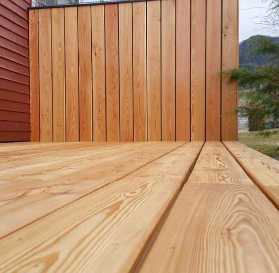 Bild enthält, Hardwood, Indoors, Interior Design, Wood, Stained Wood, Lumber, Deck, Housing, Porch, Wood Panels