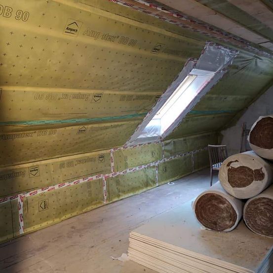 Bild enthält, Architecture, Building, House, Housing, Indoors, Loft, Room, Attic, Wood, Chair