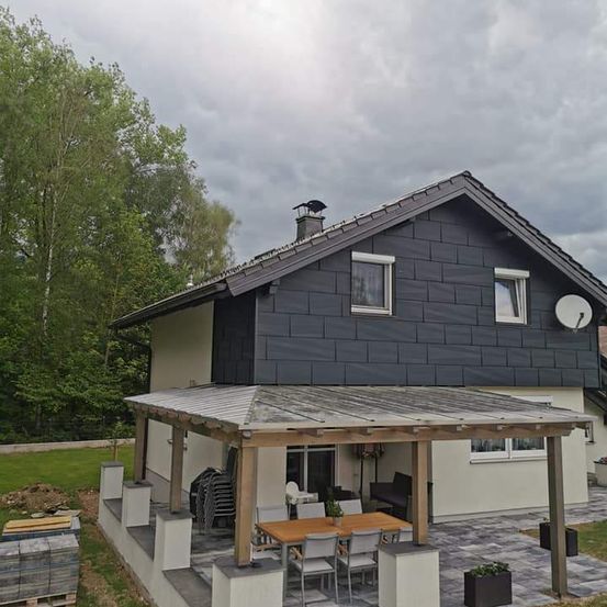 Bild enthält, Building, House, Housing, Porch, Interior Design, Patio, Outdoors, Shelter, Chair, Portico