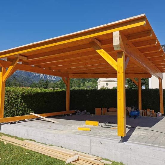 Bild enthält, Wood, Interior Design, Housing, Porch, Hardwood, Stained Wood, Patio, Pergola, Wheel, Outdoors