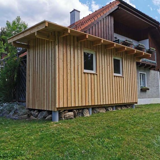 Bild enthält, Interior Design, Outdoors, Shelter, Wood, Housing, Grass, Hardwood, Backyard, Stained Wood, House