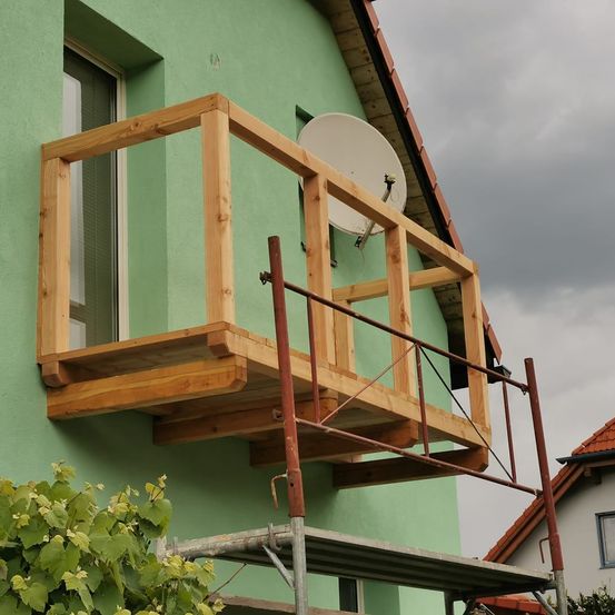 Bild enthält, Architecture, Balcony, Building, Indoors, Interior Design, Antenna, Electrical Device, Parabolic Antennas