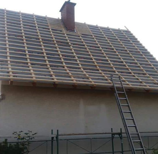 Bild enthält, Architecture, Building, Housing, House, Roof, Person