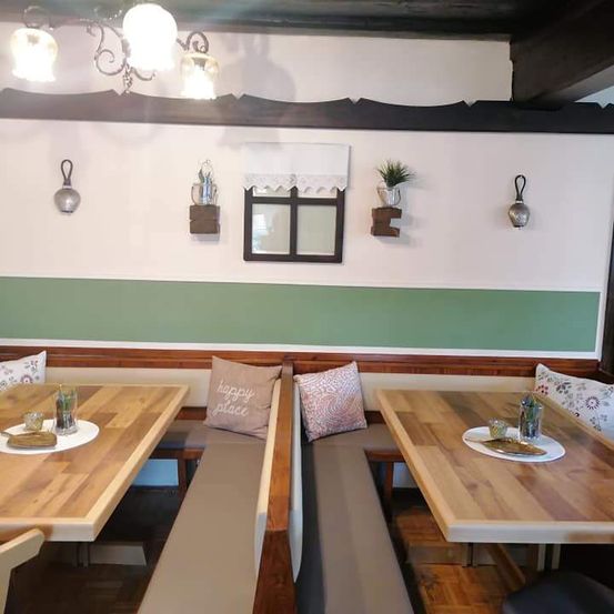 Bild enthält, Restaurant, Furniture, Table, Dining Room, Dining Table, Cafe, Tabletop, Wood, Cafeteria, Interior Design