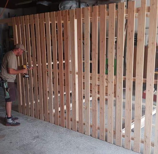 Bild enthält, Indoors, Interior Design, Wood, Adult, Male, Man, Person, Handbag, Lumber, Fence