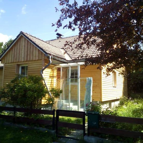 Bild enthält, Cottage, House, Housing, Outdoors, Shelter, Indoors, Interior Design, Grass, Nature, Backyard