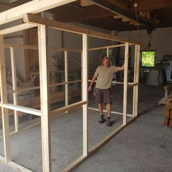 Bild enthält, Wood, Adult, Male, Man, Person, Shorts, Indoors, Interior Design, Floor, Door