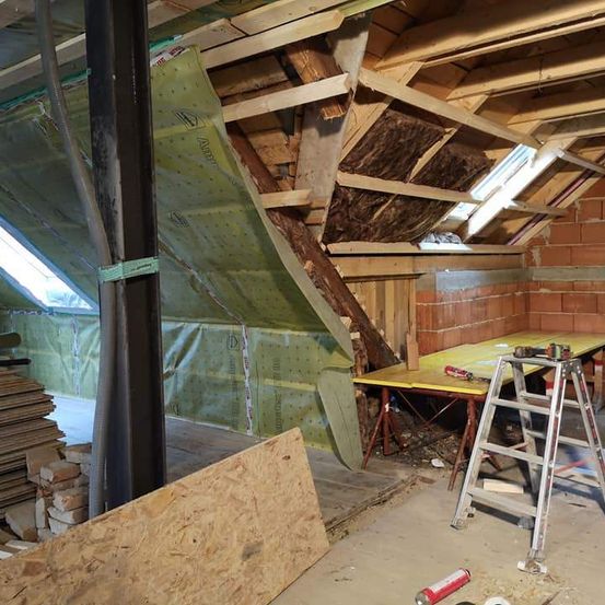 Bild enthält, Wood, Indoors, Home Renovation Work, Architecture, Building, House, Housing, Loft, Room