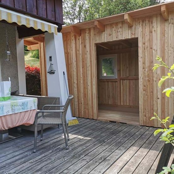 Bild enthält, Indoors, Interior Design, Wood, Hardwood, Stained Wood, Wood Panels, Building, Housing, Plant, House