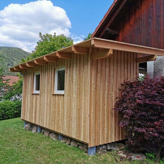 Bild enthält, Interior Design, Hardwood, Wood, Stained Wood, Housing, Outdoors, Shelter, House, Nature, Hut