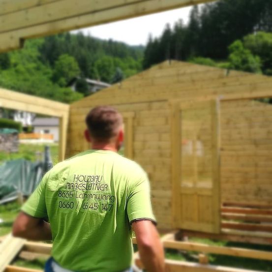Bild enthält, T-Shirt, Wood, Backyard, Outdoors, Plywood, Adult, Male, Man, Person, Interior Design