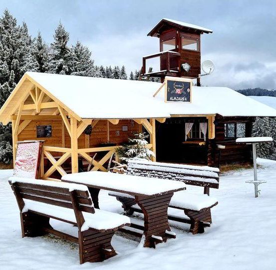 Bild enthält, Building, Housing, Bench, Furniture, House, Cabin, Outdoors, Shelter, Scenery, Resort