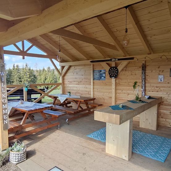 Bild enthält, Interior Design, Wood, Plywood, Housing, Porch, Hardwood, Table, Stained Wood, Outdoors, Lumber