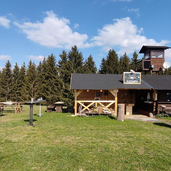 Bild enthält, Outdoors, Shelter, Grass, Nature, Scenery, Tree, Desk, Bench, Housing, Countryside