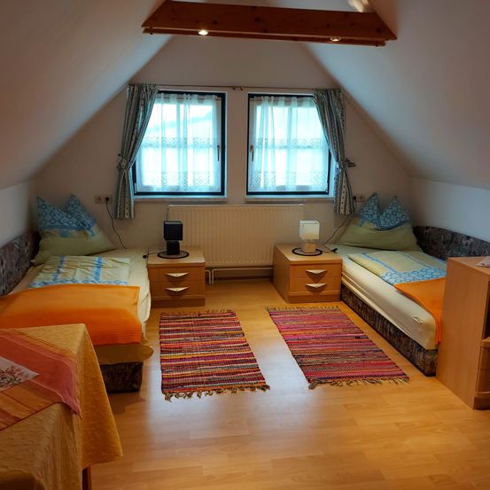 Bild enthält, House, Housing, Indoors, Loft, Floor, Flooring, Interior Design, Wood, Hardwood, Attic