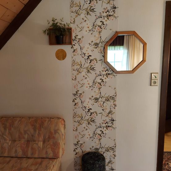 Bild enthält, Indoors, Interior Design, Furniture, Living Room, Wall, Couch, Floor, Plant, Home Decor, Flooring