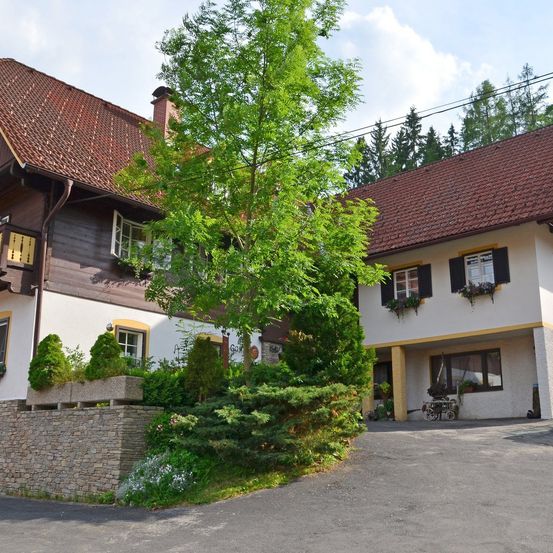 Bild enthält, Neighborhood, Cottage, Housing, Hotel, City, Plant, Monastery, Wheel, Villa, Tree