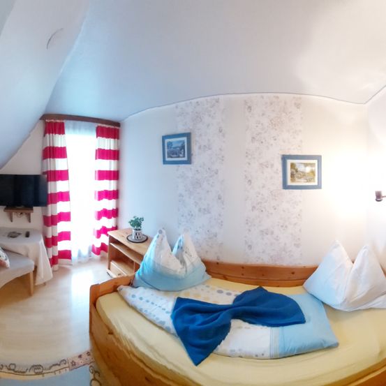 Bild enthält, Floor, Flooring, Indoors, Living Room, Interior Design, Housing, Chair, Painting, Bed, Plant