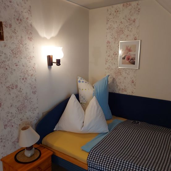 Bild enthält, Cushion, Home Decor, Corner, Indoors, Interior Design, Furniture, Living Room, Bed, Pillow, Lamp