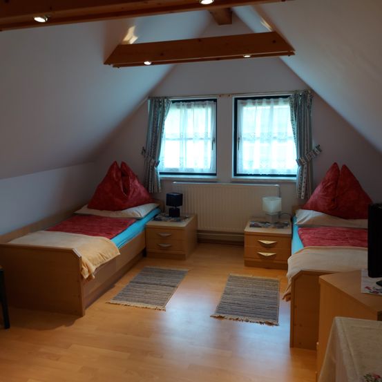 Bild enthält, Housing, Indoors, Loft, Floor, Flooring, Wood, Living Room, Hardwood, Interior Design, Chair