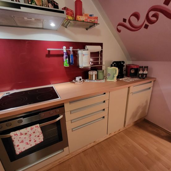 Bild enthält, Indoors, Interior Design, Kitchen, Microwave, Floor, Flooring, Cooktop, Wood, Hardwood, Housing