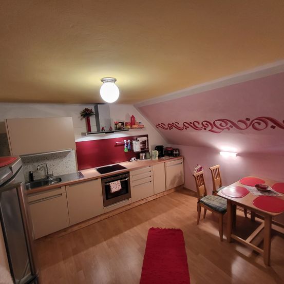 Bild enthält, Floor, Flooring, Indoors, Interior Design, Dining Room, Dining Table, Table, Living Room, Wood, Kitchen