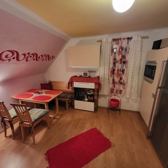 Bild enthält, Dining Room, Dining Table, Table, Interior Design, Home Decor, Living Room, Chair, Wood, Floor, Flooring