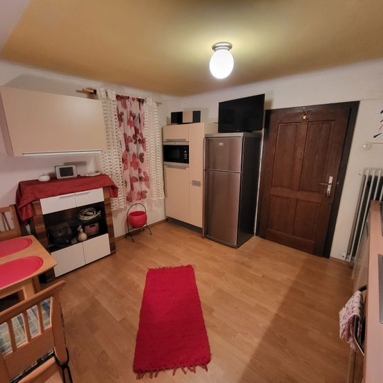 Bild enthält, Floor, Flooring, Indoors, Living Room, Wood, Interior Design, Home Decor, Hardwood, Chair, Plywood