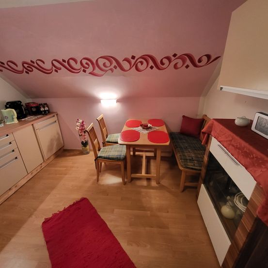 Bild enthält, Floor, Flooring, Building, Furniture, Indoors, Living Room, Wood, Interior Design, Hardwood, Couch