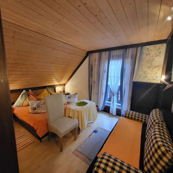 Bild enthält, Indoors, Interior Design, Wood, Plywood, Building, Living Room, Hardwood, Chair, Flooring, Wood Panels