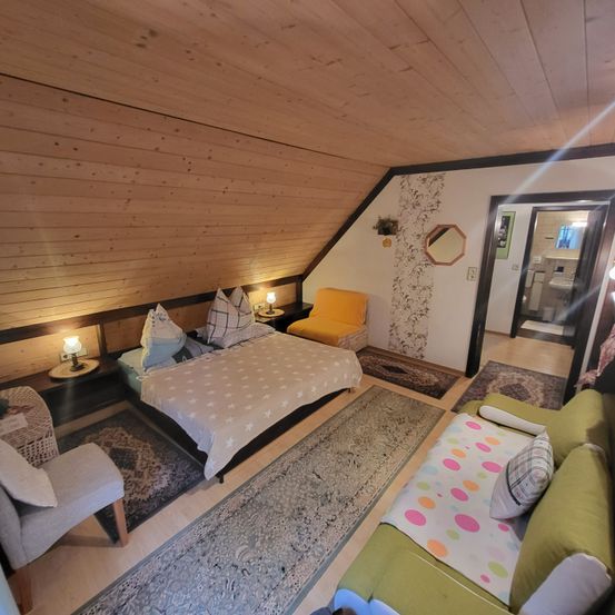 Bild enthält, Indoors, Interior Design, Wood, Bed, Plywood, Building, Housing, Hardwood, Loft, Chair