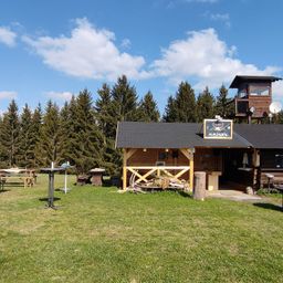 Bild enthält, Outdoors, Shelter, Grass, Nature, Scenery, Tree, Desk, Bench, Housing, Countryside