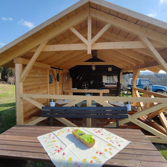 Bild enthält, Interior Design, Wood, Hardwood, Table, Stained Wood, Tabletop, Outdoors, Scenery, Shelter, Dining Table