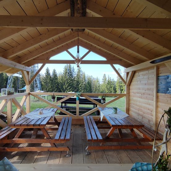 Bild enthält, Wood, Plywood, Housing, Porch, Interior Design, Lumber, Hardwood, Patio, Outdoors, Shelter