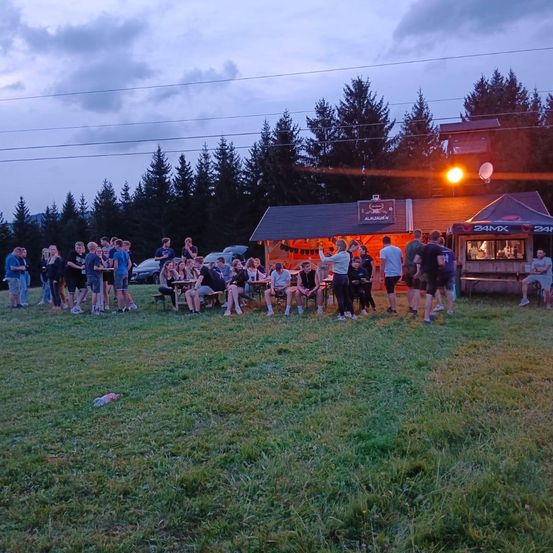 Bild enthält, Outdoors, Shelter, People, Person, Grass, Tree, Park, Vegetation, Backyard, Concert