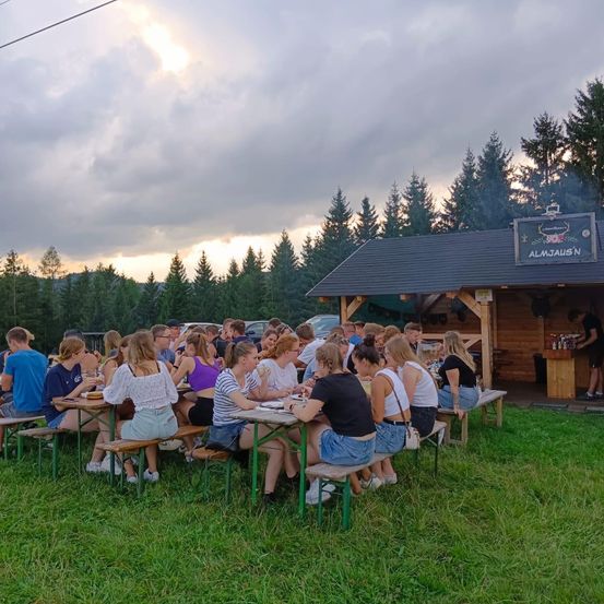 Bild enthält, People, Person, Nature, Outdoors, Countryside, Bag, Handbag, Shoe, Rural, Bench