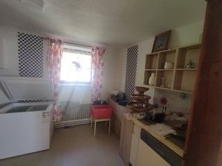 Bild enthält, Indoors, Interior Design, Chair, Furniture, Building, Living Room, Room, Bedroom, Dorm Room, Photo Frame